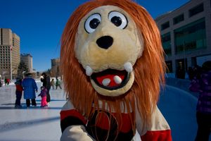 사자 복장을 하고 하키 유니폼을 입은 사람