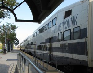 견인되는 봄바디어 사의 바이레벨 제너레이션 2형 객차. 171호차