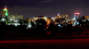 펜실베이니아주 앨런타운의 도시 건물에서 뿜어져 나오는 크리스마스 조명