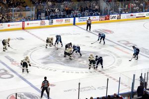 2024년 밀워키 애드미럴스와 경기하는 와일드