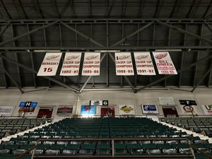 2024년 쿨 인슈어링 아레나에 걸려있는 애디론댁 레드윙스 배너