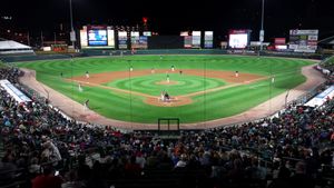 2017년 8월 버팔로 바이슨스와의 경기에서 타석에 들어선 레드 윙스