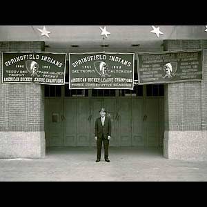 스프링필드 인디언스의 구단주 에디 쇼어가 동부 주립 콜로세움에서 3연속(1959–60부터 1961–62) 칼더 컵 우승 배너를 들고 있다.