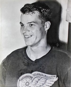 1946년 NHL 데뷔, 고디 하우는 1947년부터 1951년까지 시드 아벨 및 테드 린제이와 함께 프로덕션 라인을 형성했다.