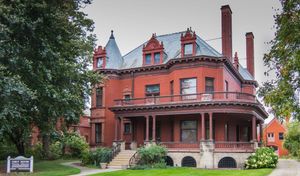 시내 동쪽에 있는 헤리티지 힐 역사 지구의 샤토풍 건축 양식