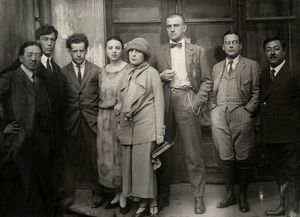 파스테르나크 (왼쪽에서 두 번째), 릴리 브릭, 세르게이 에이젠슈타인 (왼쪽에서 세 번째), 블라디미르 마야코프스키 (중앙)와 함께 (1924년)