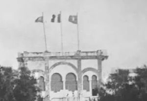 1959년 모가디슈의 정부 청사로, 소말리아 국기, UN 국기, 이탈리아 국기 세 개가 걸려있다