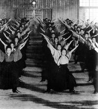 가쿠슈인 여학부 수업 모습. 앞줄 오른쪽이 나가코 여왕 (1916년)