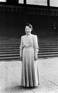 단독으로 간사이 지방을 행차한 황후, 교토 어소자신전 앞에서 (1941년 5월 촬영)