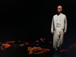 글래스의 오페라 사티아그라하의 2017년 베를린 공연 장면