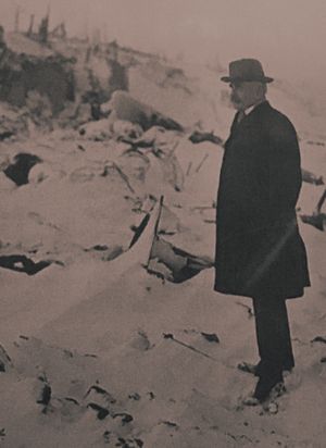 핼리팩스 폭발의 폐허를 조사하는 보든