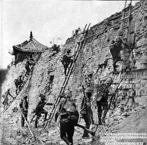 일본군이 바오산 성벽을 기어오르는 모습
