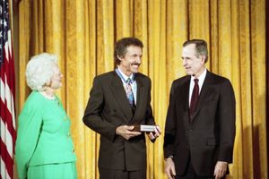 페티가 1992년 자유 훈장을 대통령 조지 H. W. 부시와 영부인 바바라 부시로부터 수여받는 모습