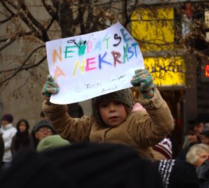 2011년 프라하 시위에서 사용된 "두려워 말고 훔치지 말라"라는 구호