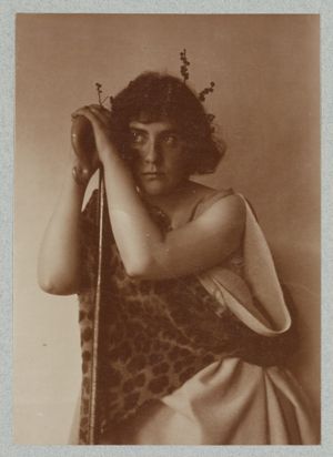 클로에(c. 1895–98) 의상을 입은 에설 리드(Ethel Reed)의 사진 인쇄물, F. 홀랜드 데이 제작.