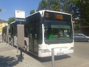 켈의 시청에서 출발을 기다리는 프랑스 버스