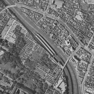 1963년 6월 26일 촬영된 우구이스다니역 주변 흑백 항공 사진국토교통성 국토지리원 [https://mapps.gsi.go.jp/ 지도·항공 사진 열람 서비스]의 항공 사진을 기반으로 제작