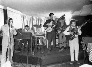 드럼을 연주하는 이기 팝이 있는 프라임 무버스