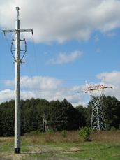 폴란드의 워미아마주리에 있는 고압 및 중압 송전선