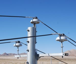 캘리포니아의 세라믹 절연체를 사용한 중전압 전선