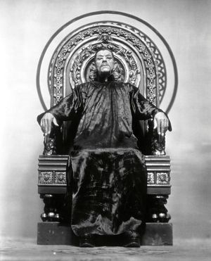 칼로프가 푸 만추 역을 맡은 영화 푸 만추의 가면(1932).