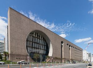 역 앞의 게이오기주쿠 대학 시나노마치 캠퍼스 부지에 세워진 렌가칸