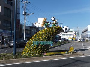 제피와 유니티의 기념물(서쪽 출구 역 앞)