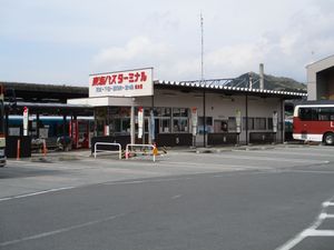 남쪽 출구 역 앞에 있는 버스 터미널