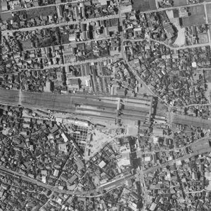 후나바시역 주변 흑백 항공 사진(1966년 8월 29일 촬영)국토교통성 국토지리원 [https://mapps.gsi.go.jp/ 지도・항공 사진 열람 서비스]의 항공 사진을 기반으로 제작