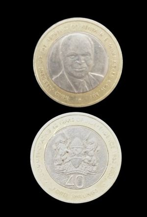 독립 40주년을 기념하는 무아이 키바키 대통령의 초상과 문구가 새겨진 40실링 동전