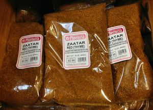 수마크 열매가 포함된 붉은 자타르