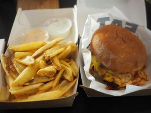 햄버거와 감자튀김을 따로 담아 테이크 아웃한 모습