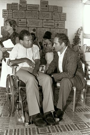 네타냐후 (오른쪽)와 엔테베 작전에서 부상을 입고 영구적인 마비가 된 소린 헤르슈코, 1986년 7월 2일