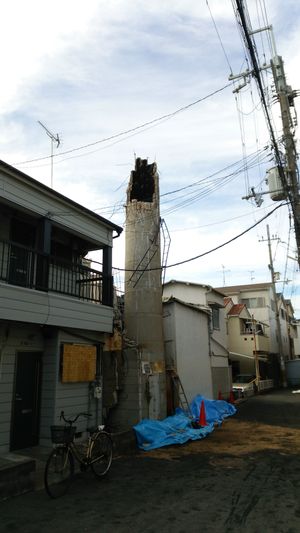 목욕탕 굴뚝이 중간에 부러져 있다. 히라카타시 미나미나카후리