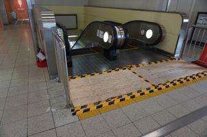 오사카 모노레일 반파쿠키넨코엔역에서 손상된 에스컬레이터 승강구