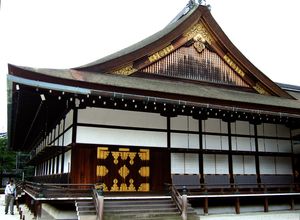 고고쇼 회의가 벌어졌던 당시의 고고쇼는 1954년에 가모가와에서의 불꽃놀이 와중에 사고로 소실되었다. 이후 1958년에 재건되었다.