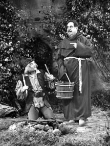 1956년 레드 스켈튼 쇼 스케치에서 프라이어 턱으로 분장한 길버트(왼쪽)와 로빈 후드로 분장한 레드 스켈튼(오른쪽).