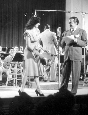 1944년 밥 호프와 함께 있는 러셀