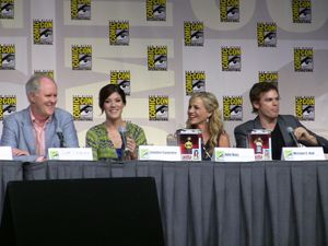 존 리스고, 제니퍼 카펜터, 줄리 벤즈, 마이클 C. 홀 (왼쪽부터, 2009년 7월 샌디에이고 코믹콘에서)