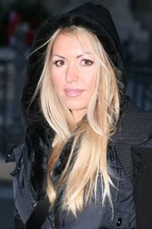 아네트 던은 전직 포르노 배우이자 콜걸이었다.