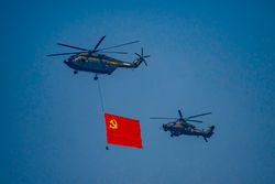 2019년 10월 중국 건국 70주년 군사 퍼레이드에서 중국 공산당기를 게양하는 중국 인민해방군