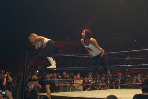 2008년 하우스 쇼에서 나탈리아(왼쪽)와 빅토리아(로프 위)