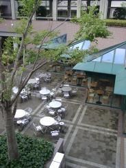 경식 찻집 토크 팔레트는 중정을 향한 일부 좌석이 야외 카페로 운영되고 있다