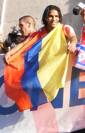 팔카오가 2011–12 UEFA 유로파리그에서 아틀레티코 마드리드와 함께 우승을 축하하고 있다.