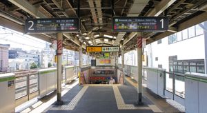 신오쿠보역 승강장, 2021년 4월