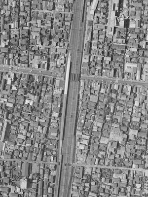 신오쿠보역 주변 흑백 항공 사진(1963년 6월 26일 촬영)국토교통성 국토지리원 [https://mapps.gsi.go.jp/ 지도·항공 사진 열람 서비스]의 항공 사진을 기반으로 제작