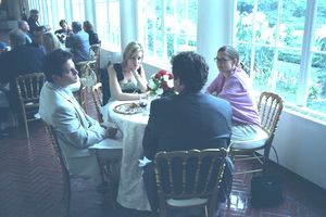 2003년 백악관에서 열린 영화 씨비스킷 시사회에 참석한 뱅크스(상단).