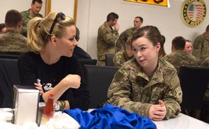 2015년 아프가니스탄 바그람 공군 기지에서 열린 USO 방문 중인 뱅크스