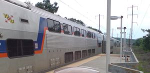 가와사키 MARC III 2층 열차가 BWI 철도역에서 펜 라인을 따라 볼티모어 방향으로 운행