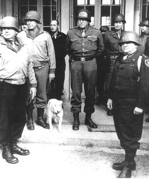 패튼 장군과 그의 참모들. 워커는 오른쪽에 서 있다.